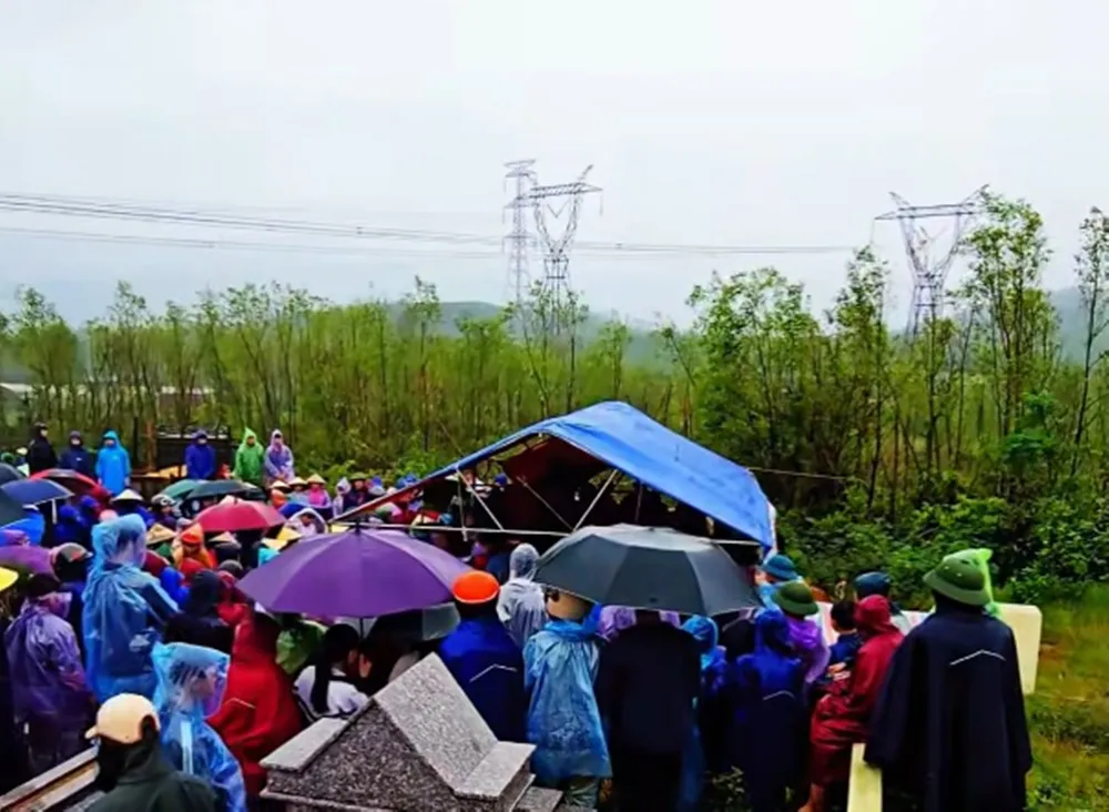 Gia đình, địa phương, hàng xóm và nhà trường tổ chức mai táng cho em N.K.M