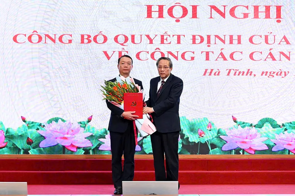 Đồng chí Hoàng Đăng Quang, Phó Trưởng Ban Thường trực Ban Tổ chức Trung ương trao quyết định của Ban Bí thư cho tân Phó Bí thư Tỉnh ủy Hà Tĩnh Phan Thiên Định