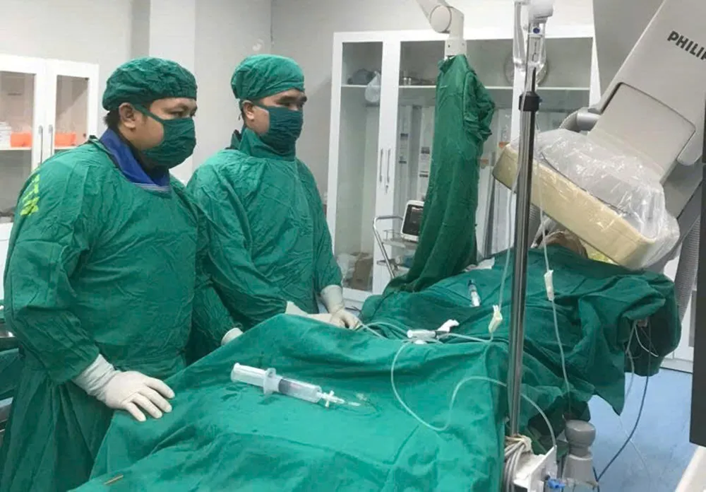 Các bác sĩ Khoa Tim mạch tiến hành đặt 2 stent động mạch vành phải cho bệnh nhân N.H.Đ