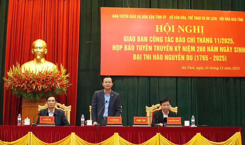 Trưởng Ban Tuyên giáo và Dân vận Tỉnh ủy Hà Tĩnh Hà Văn Hùng phát biểu tại hội nghị