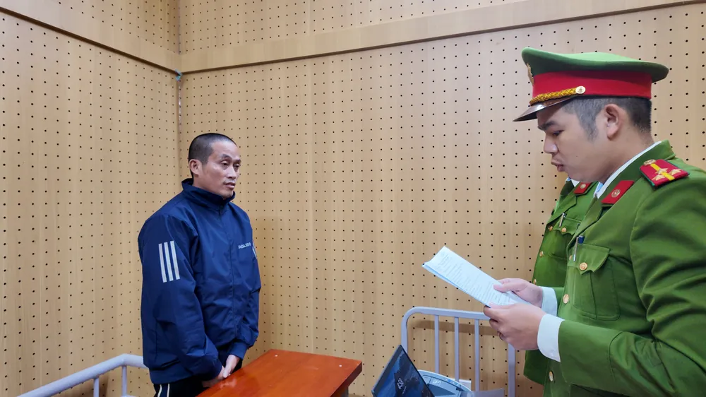 Cơ quan CSĐT Tống đạt Quyết định khởi tố bị can đối với Nguyễn Đức Thọ.JPG