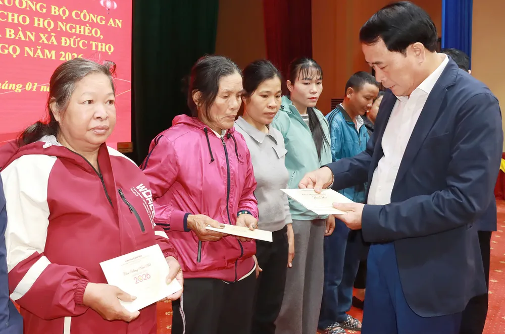 Thứ trưởng Lê Quốc Hùng trao quà tặng người dân gặp hoàn cảnh khó khăn ở xã Đức Thọ