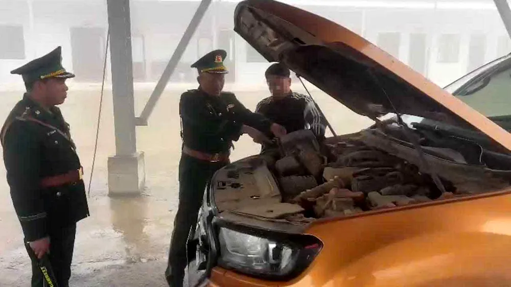 Lực lượng chức năng kiểm tra tại vị trí cất giấu vàng trên ô tô
