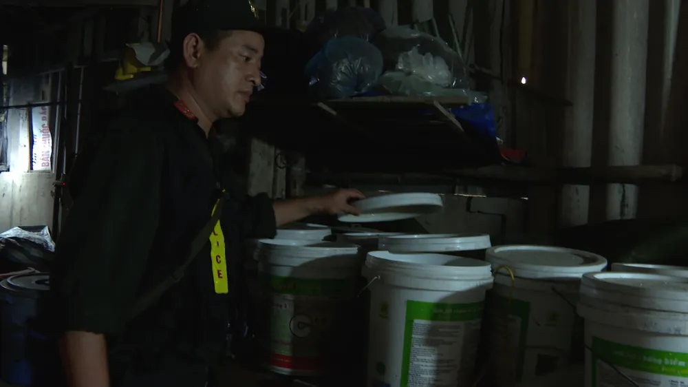 Các loại phụ gia dùng để sản xuất viên hoàn đông y được đựng trong xô nhựa, không bảo đảm điều kiện vệ sinh, tiềm ẩn nguy cơ ảnh hưởng đến sức khỏe người sử dụng.jpg