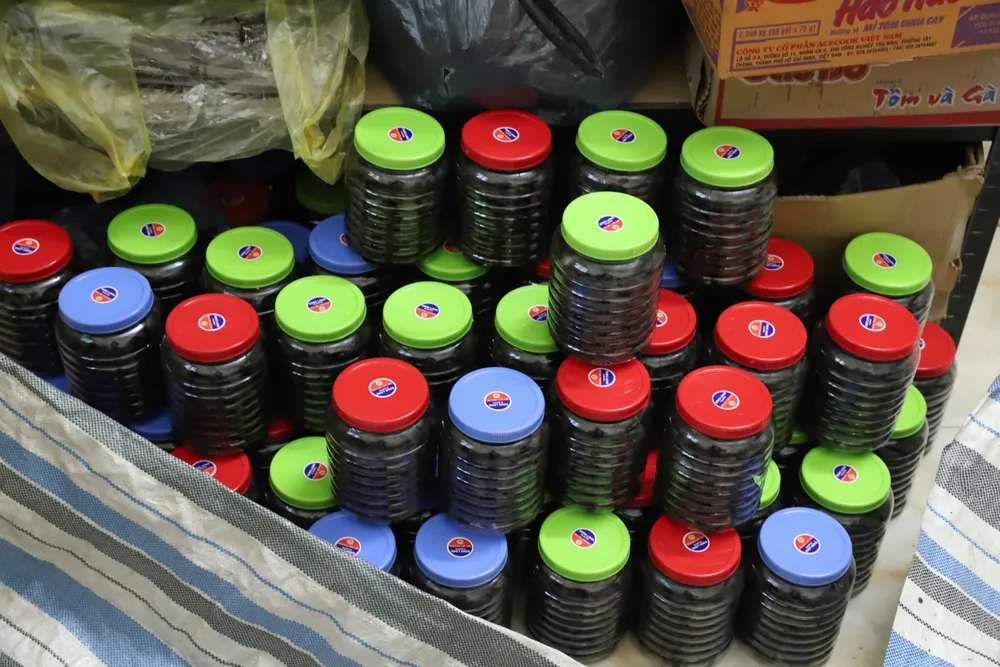 Các thành phẩm thuốc đông y được đóng hộp nhưng chưa kịp dán nhãn mác, thu giữ tại cơ sở sản xuất..JPG