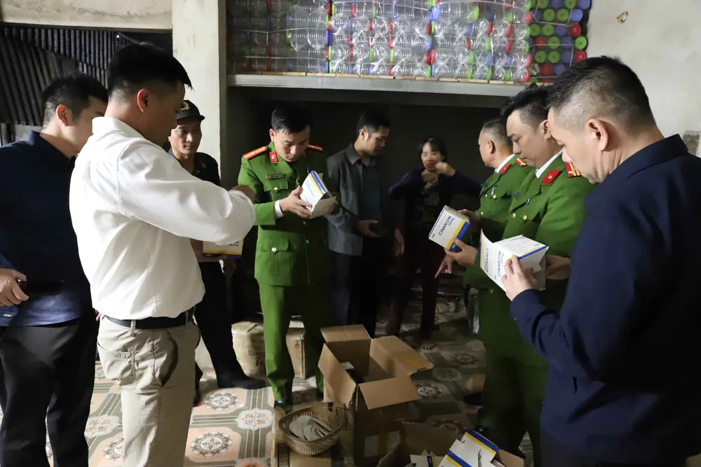 Hàng trăm vỏ thuốc tân dược được lực lượng Công an phát hiện tại nhà Đoàn Thị Lam..JPG