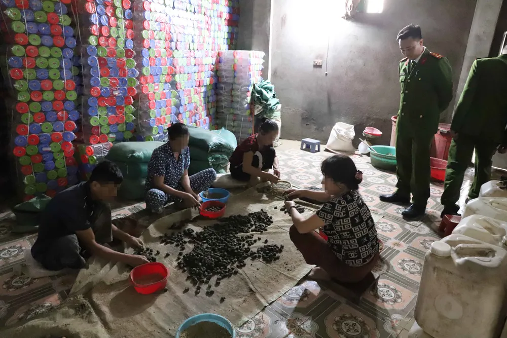 Thời điểm lực lượng Công an đột nhập, các đối tượng đang trực tiếp trộn phụ gia và thuốc tân dược, vo viên, đóng gói thuốc giả chuẩn bị đưa ra thị trường..JPG