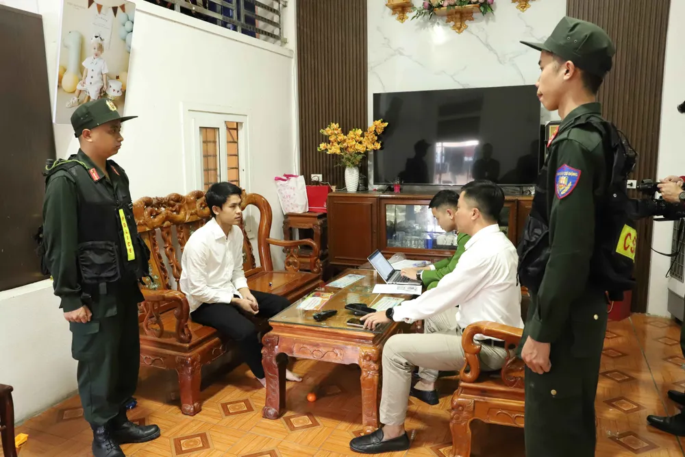 Trần Văn Hợp (áo trắng) trực tiếp tham gia thiết kế nhãn mác thuốc đông y Tiến Hạnh và đảm nhiệm khâu tiêu thụ sản phẩm ra thị trường..JPG