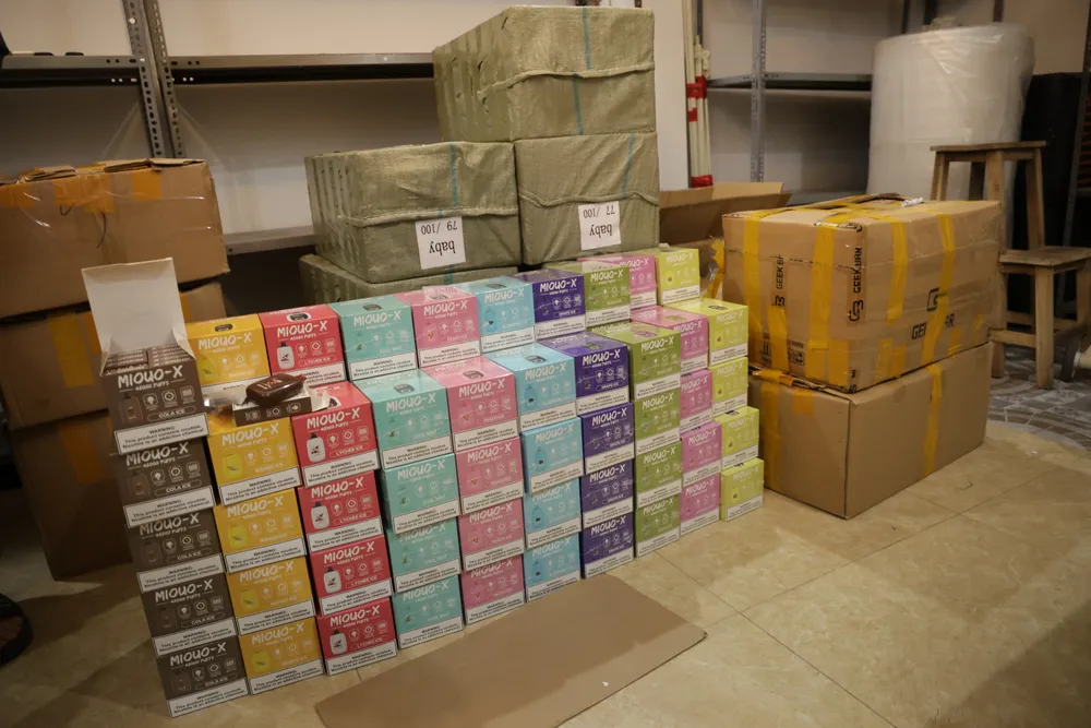 Hàng nghìn sản phẩm thuốc lá điện tử được cất giấu tại nhà Nguyễn Tuấn Anh và Nguyễn Việt Anh tại khu đô thijGeleximco, xã An Khánh, Hà Nội.JPG