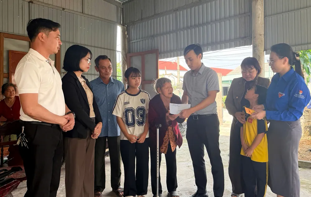 Lãnh đạo Đảng ủy xã Thiên Cầm trao 7 triệu đồng của bạn đọc Báo SGGP đến người thân của anh Lê Minh Trung