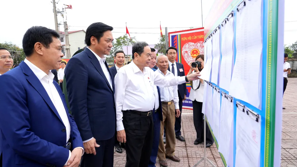 Chủ tịch Quốc hội Trần Thanh Mẫn kiểm tra công tác bầu cử tại khu vực bỏ phiếu xóm Phúc Long, xã Hưng Nguyên