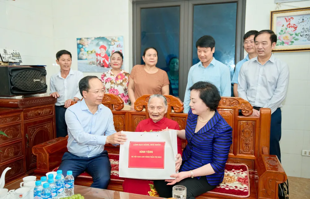 Thay mặt lãnh đạo Đảng, Nhà nước, Phó Thủ tướng Chính phủ Phạm Thị Thanh Trà và lãnh đạo tỉnh Hà Tĩnh tặng quà cho mẹ Việt Nam anh hùng Trần Thị Đào