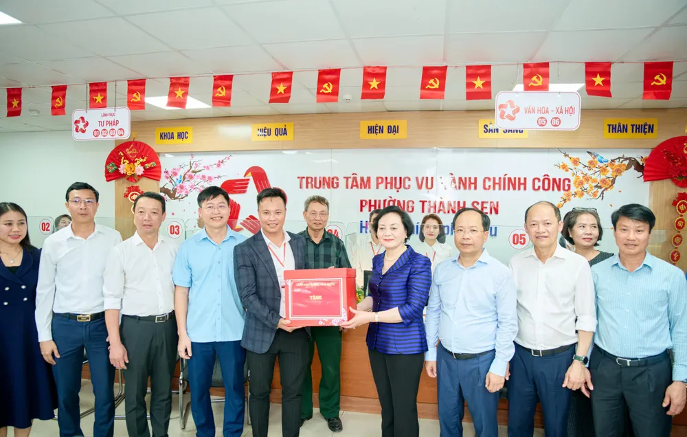 Phó Thủ tướng Phạm Thị Thanh Trà tặng quà cho Trung tâm Phục vụ Hành chính công phường Thành Sen