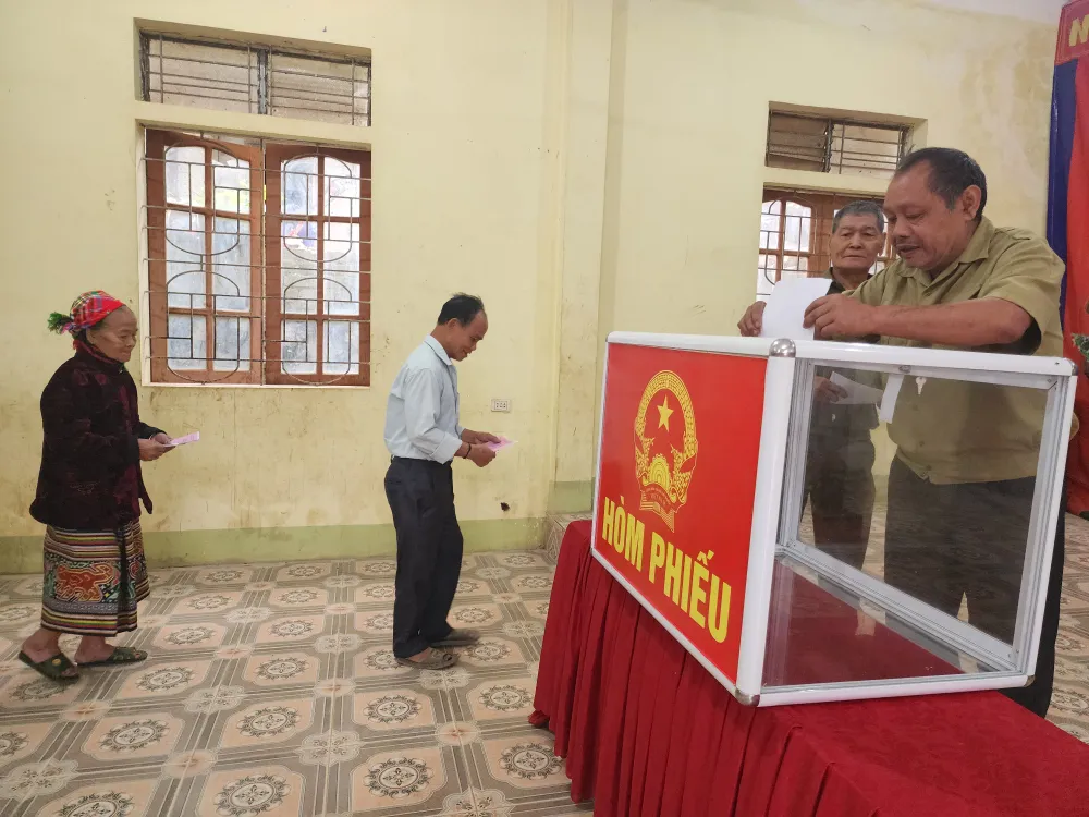 Sáng 13-3, cử tri tại bản Phồng (xã Tam Thái, tỉnh Nghệ An)bỏ phiếu bầu cử