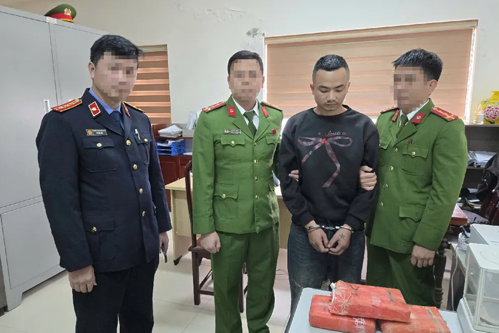 Cơ quan chức năng bắt giữ Trương Minh Tú. Ảnh: Công an Nghệ An 