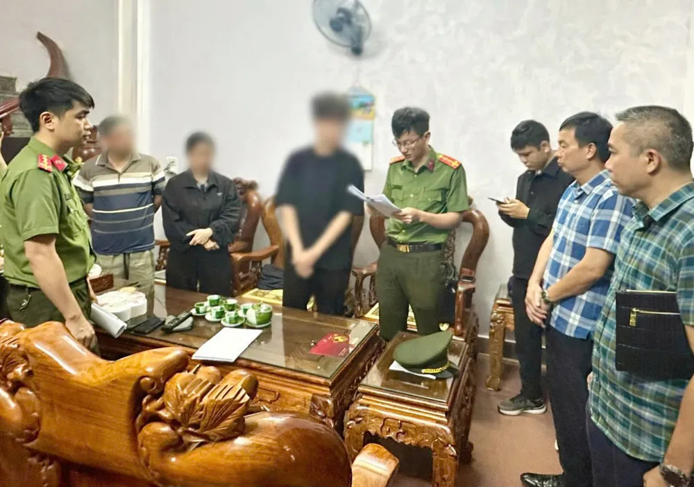 Cơ quan An ninh điều tra Công an tỉnh Thanh Hóa tiến hành khám xét tại nhà N.V.X. (tên nhân vật đã được thay đổi). Ảnh: CÔNG AN THANH HÓA