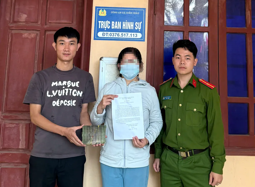 Chiều 25-3, tại trụ sở Công an xã Diễn Châu, chị Đ.T.D. đã nhận lại 100 triệu đồng và viết thư cảm ơn đến anh Trần Văn Dương