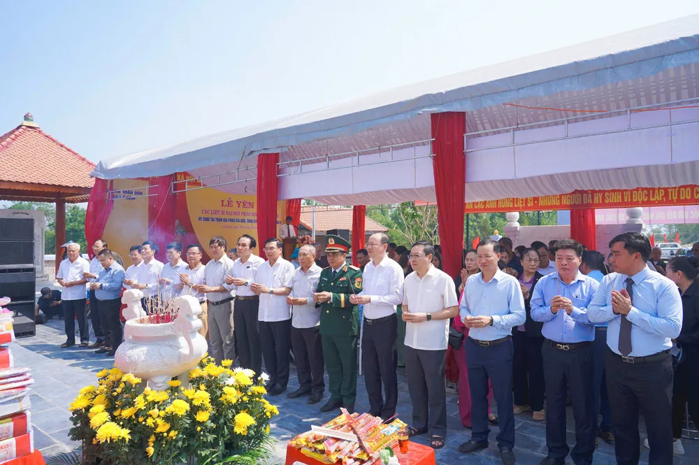 Các đại biểu dâng hương tại buổi lễ