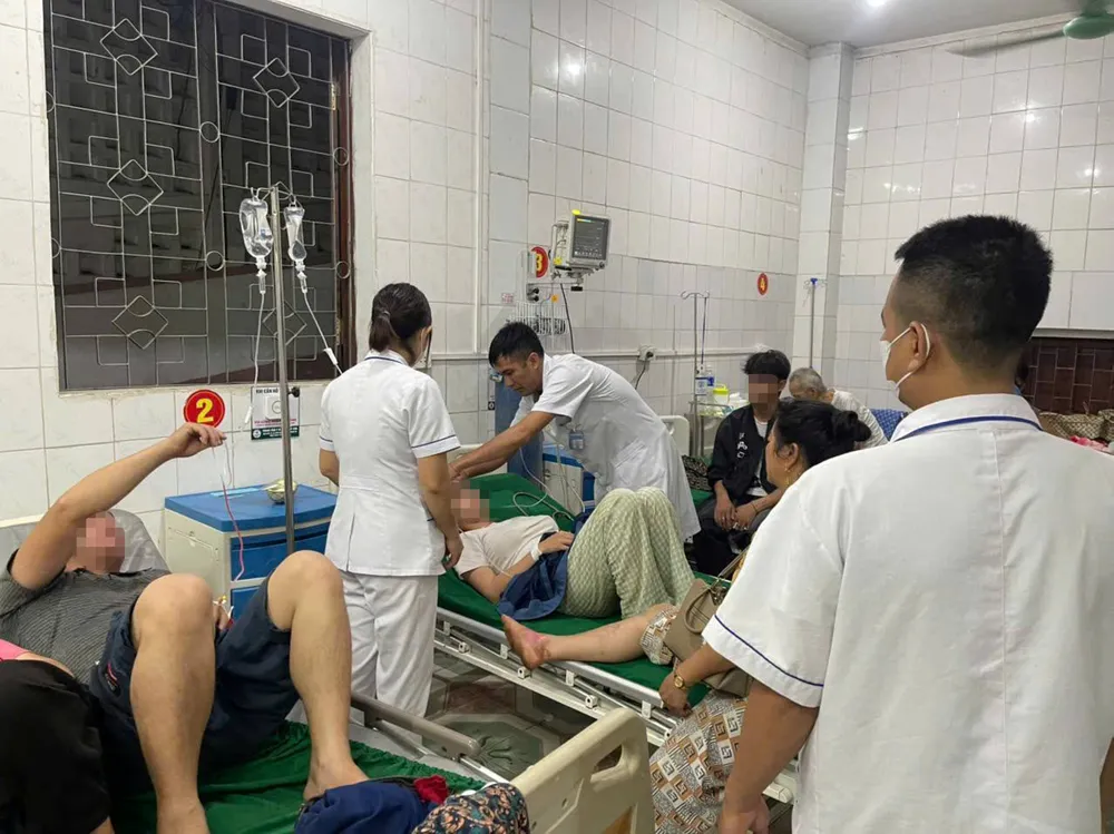 Ngay sau tiếp nhận, các y, bác sĩ khẩn trương cấp cứu, truyền dịch, theo dõi sát