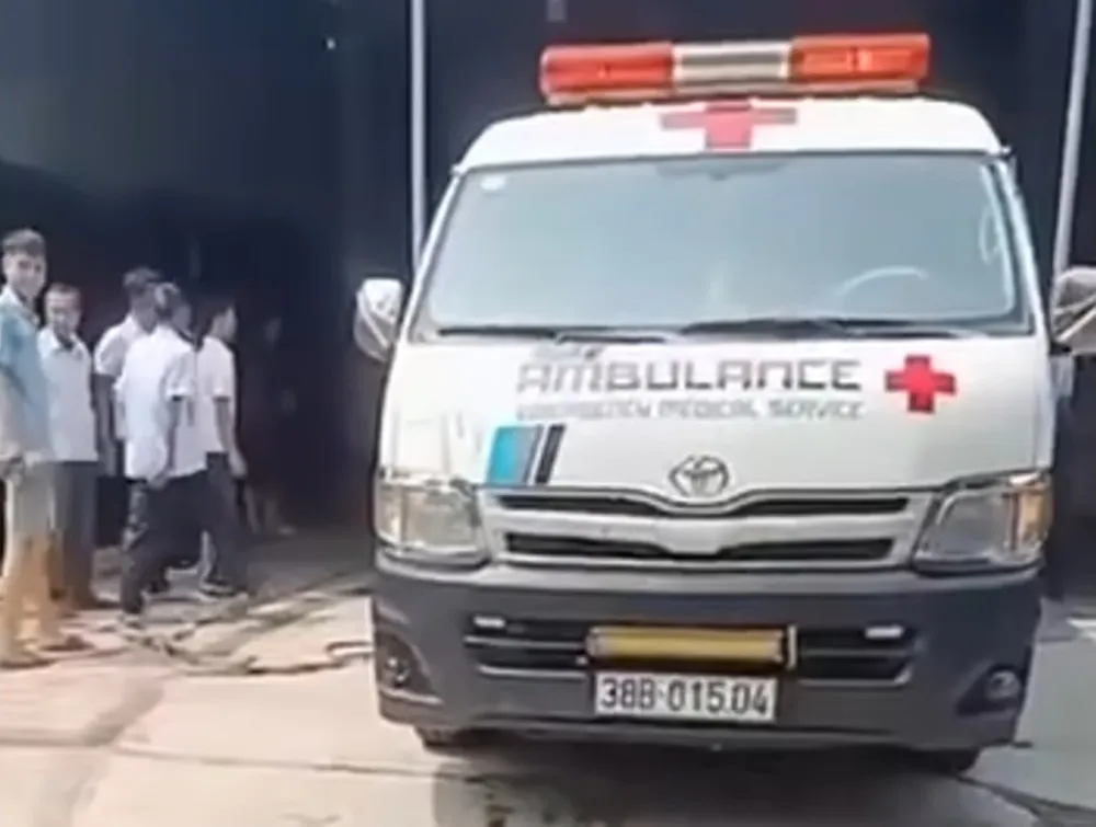 Xe cấp cứu đưa ông Q. đi bệnh viện, song do nhiều vết thương nặng khiến ông không qua khỏi