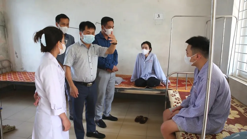 Giám đốc CDC tỉnh Hà Tĩnh Nguyễn Chí Thanh thăm hỏi, kiểm tra sức khỏe bệnh nhân tại bệnh viện