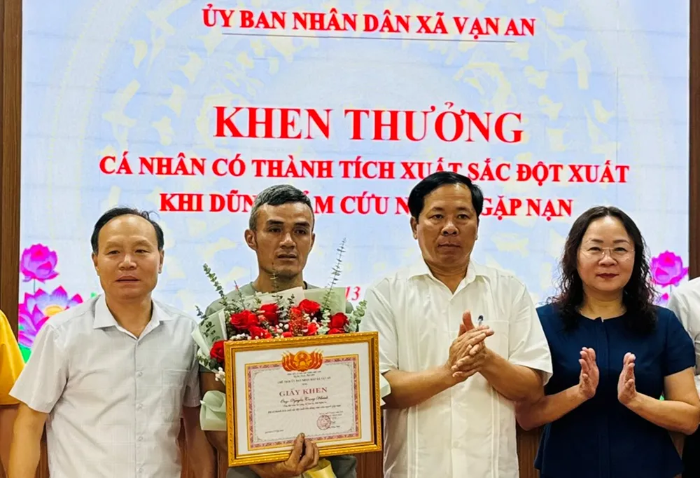 Lãnh đạo xã Vạn An trao giấy khen cùng phần thưởng kịp thời động viên anh Nguyễn Trọng Khánh