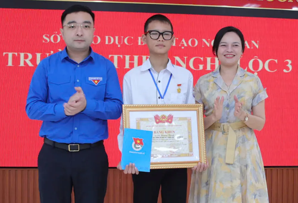 Đại diện Thường trực Tỉnh đoàn Nghệ An và Trường THPT Nghi Lộc 3 trao bằng khen của Trung ương Đoàn TNCS Hồ Chí Minh cho em Võ Hoàng Thành