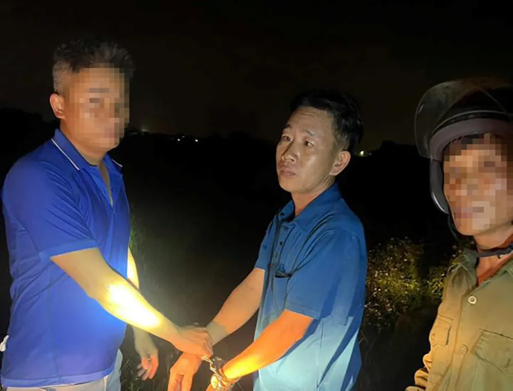 Lực lượng công an bắt giữ nghi phạm Trần Văn Thắng 