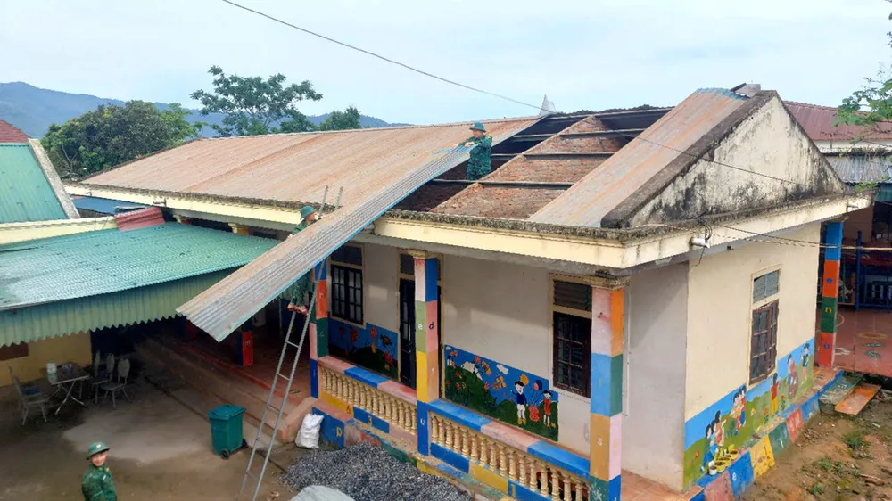 Đồn Biên phòng Keng Đu hỗ trợ địa phương, nhà trường khắc phục thiệt hại do dông lốc gây ra 