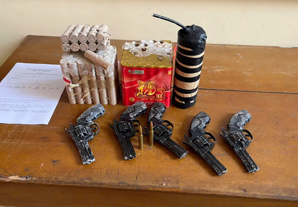 Số vũ khí và pháo giao nộp cho cơ quan công an. Ảnh: Công an Thanh Hóa