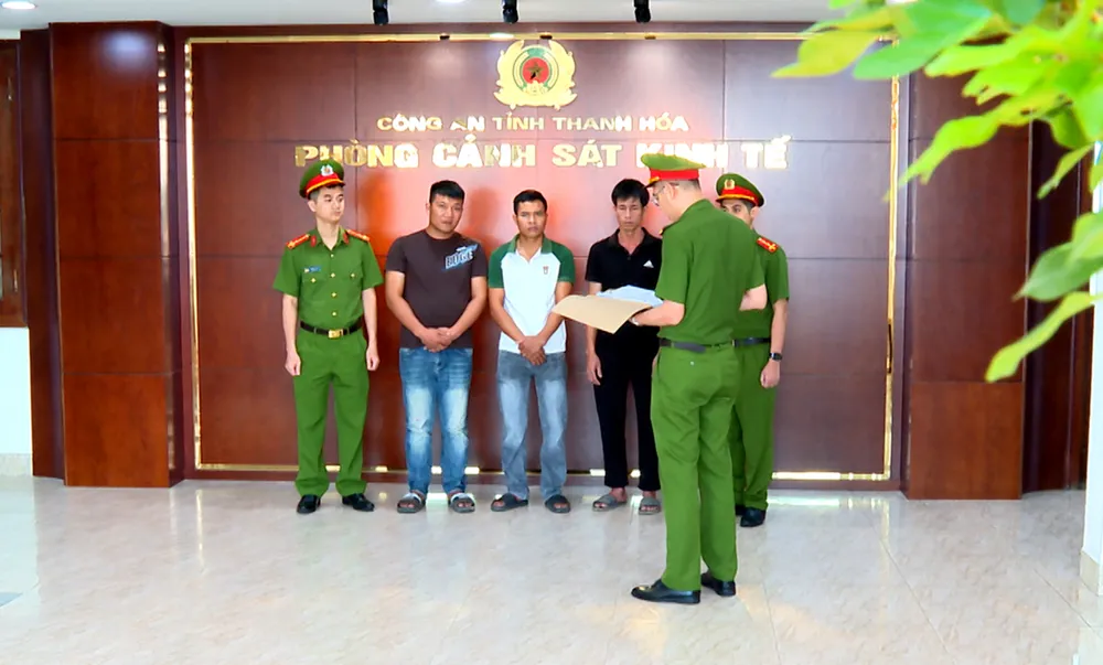 Phòng Cảnh sát kinh tế tống đạt quyết định khởi tố vụ án, khởi tố bị can. Ảnh: Công an Thanh Hóa 