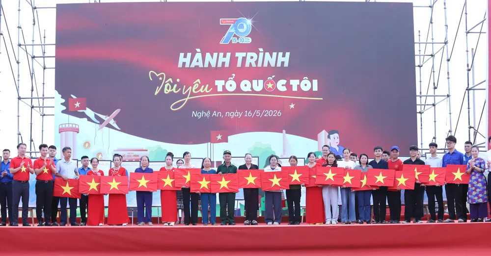 Trao tặng cờ Tổ quốc tới người dân tại lễ khởi động hành trình