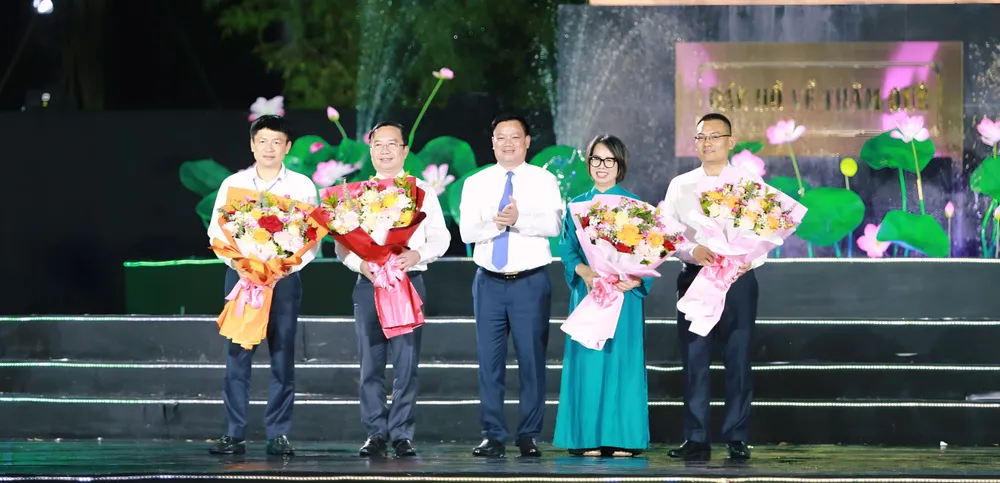 Lãnh đạo tỉnh Nghệ An tặng hoa cho các đơn vị tham gia tổ chức Lễ hội Làng Sen năm 2026