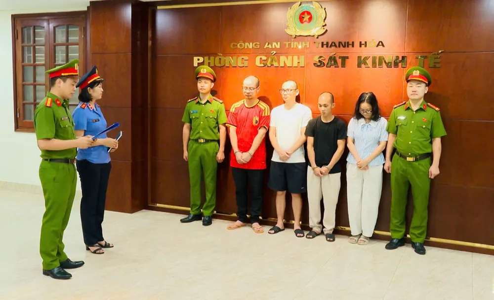 Cơ quan Cảnh sát điều tra thi hành quyết định khởi tố vụ án, khởi tố bị can. Ảnh: CÔNG AN THANH HÓA 