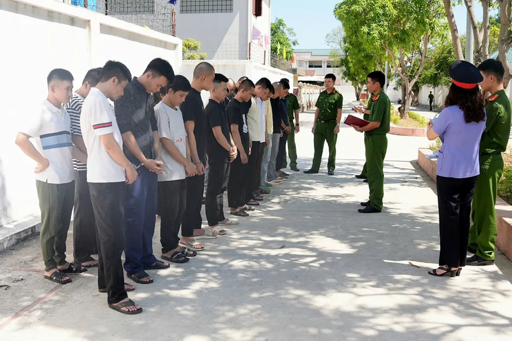 Cơ quan chức năng bắt giữ các đối tượng trong chuyên án. Ảnh: Công an Nghệ An 