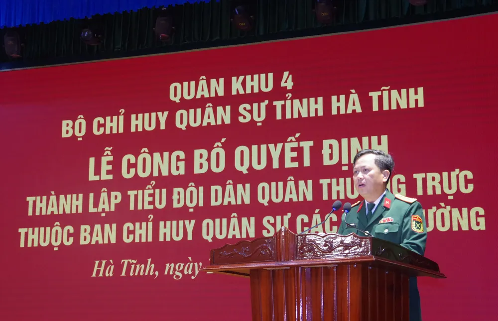 Đại tá Hoàng Xuân Đông, Chỉ huy trưởng Bộ Chỉ huy Quân sự tỉnh Hà Tĩnh phát biểu giao nhiệm vụ
