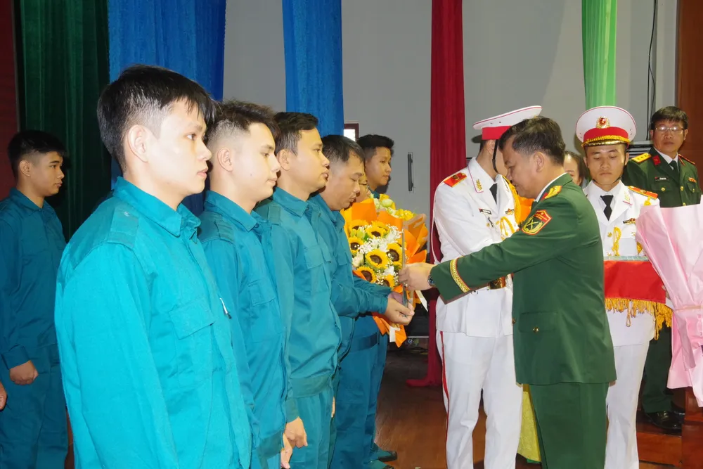 Đại tá Hoàng Xuân Đông trao quyết định thành lập tiểu đội dân quân thường trực cho các đơn vị