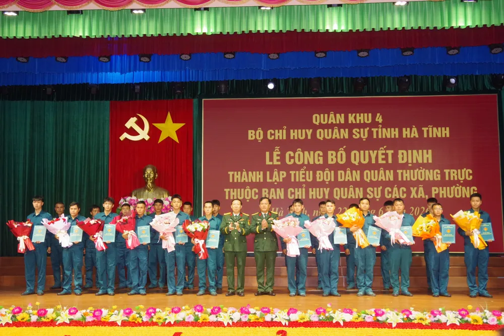 Lãnh đạo Bộ Chỉ huy Quân sự tỉnh Hà Tĩnh trao quyết định và tặng hoa chúc mừng
