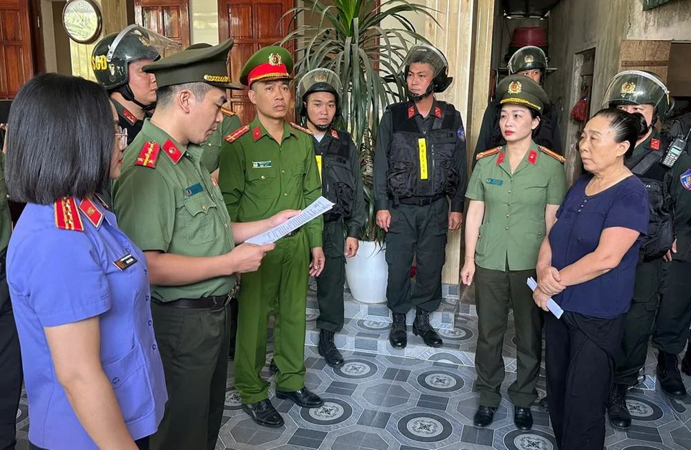 Cơ quan An ninh điều tra đọc quyết định khởi tố vụ án, khởi tố bị can; thi hành lệnh bắt bị can để tạm giam đối với Lê Thị Thủy. Ảnh: Công an Nghệ An 