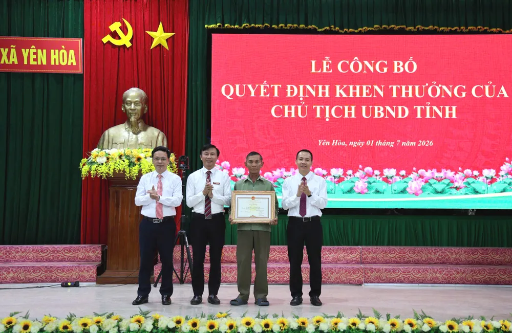Thừa ủy quyền của Chủ tịch UBND tỉnh Hà Tĩnh, lãnh đạo xã Yên Hòa trao bằng khen cho ông Phạm Văn Dần