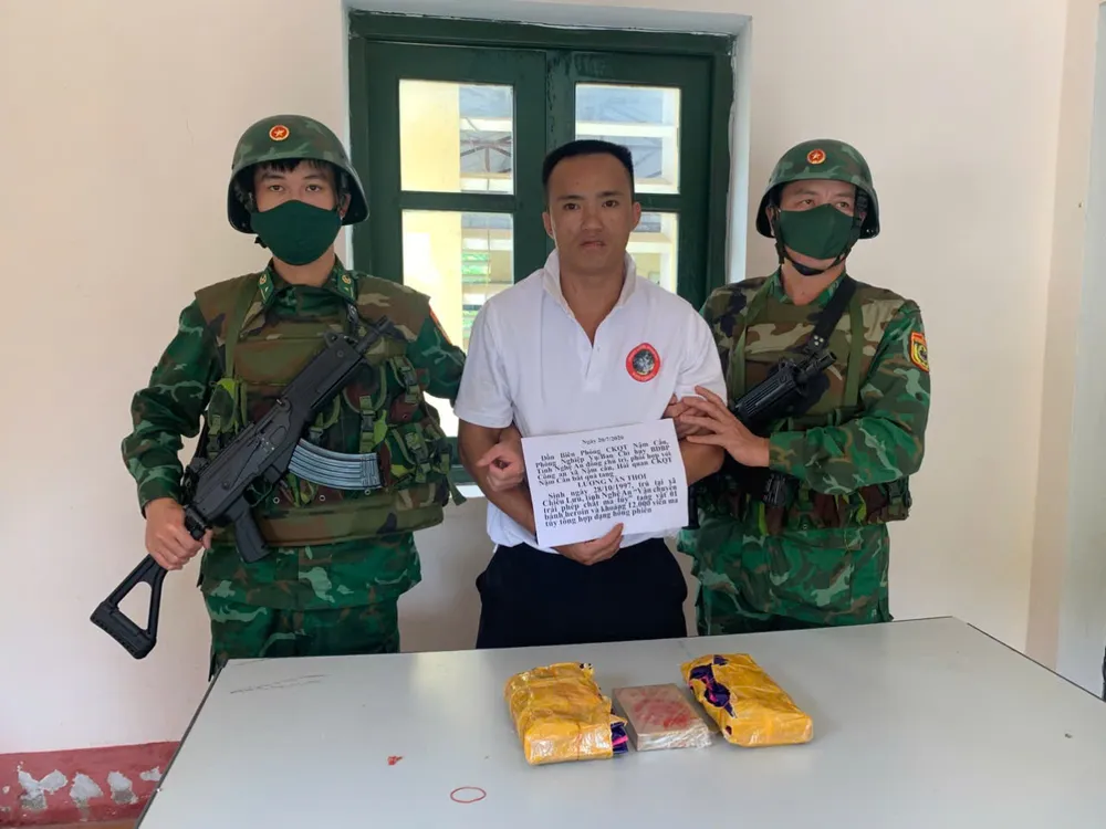 Lực lượng chức năng bắt giữ đối tượng Lương Văn Thoi và tang vật
