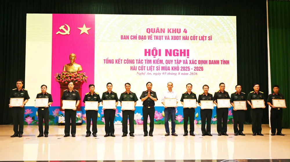 Trung tướng Hà Thọ Bình, Tư lệnh Quân khu trao Bằng khen cho các tập thể có thành tích xuất sắc trong thực hiện nhiệm vụ tìm kiếm, quy tập và xác định danh tính hài cốt liệt sĩ mùa khô năm 2025-2026
