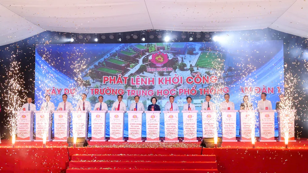 Phó Thủ tướng Phạm Thị Thanh Trà cùng các đại biểu thực hiện nghi thức khởi công xây dựng Trường THPT Nam Đàn 1