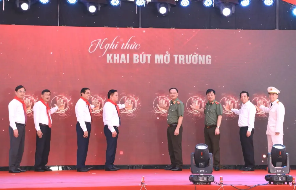 Các đại biểu thực hiện nghi thức khai bút mở trường 
