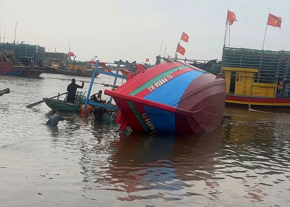 Tàu cá TH-91594-TS gặp nạn tại khu vực neo đậu Lạch Ghép, phường Ngọc Sơn