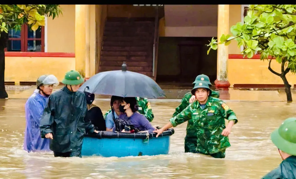 Bộ đội biên phòng đưa học sinh, giáo viên đến nơi an toàn