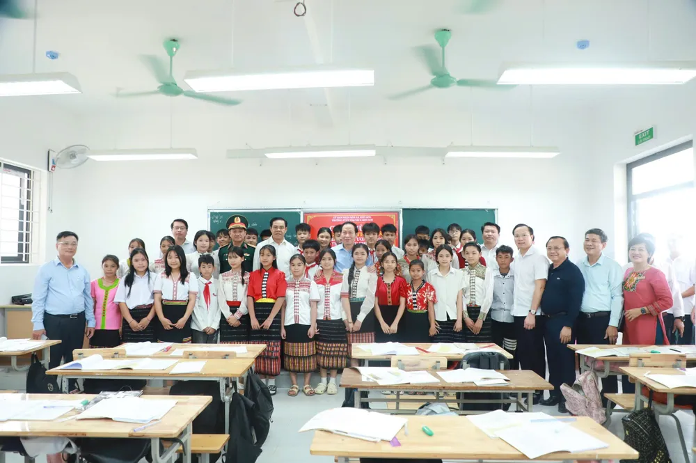 Phó Thủ tướng Lê Tiến Châu và đoàn công tác chụp ảnh lưu niệm cùng thầy và trò tại Trường Phổ thông nội trú liên cấp Tiểu học và THCS Môn Sơn