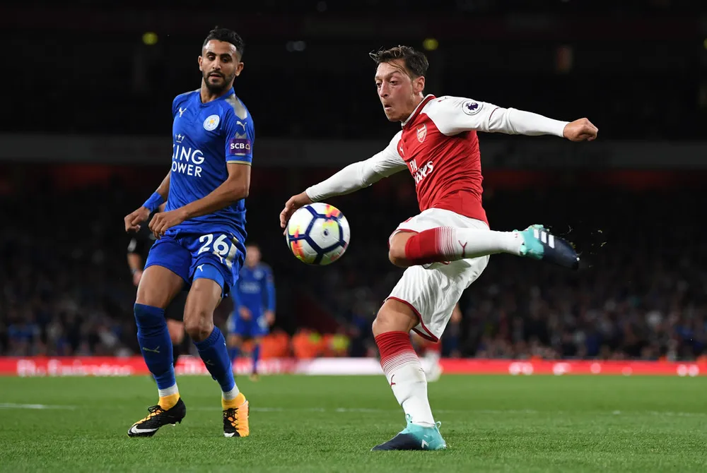 Mesut Oezil (phải) đang khởi đầu quá thất vọng cùng Arsenal.