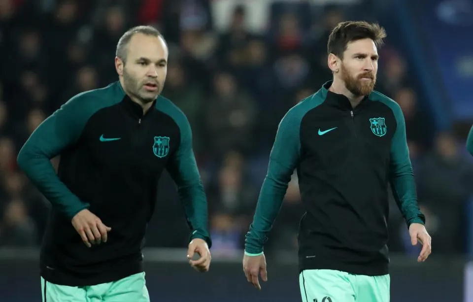 Lionel Messi (phải) và Andres Iniesta trên sân tập.