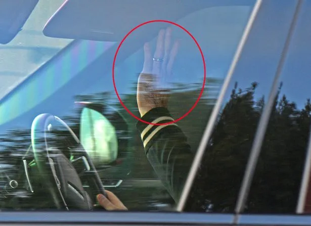 Wayne Rooney vẫy chào “khoe” nhẫn cưới.